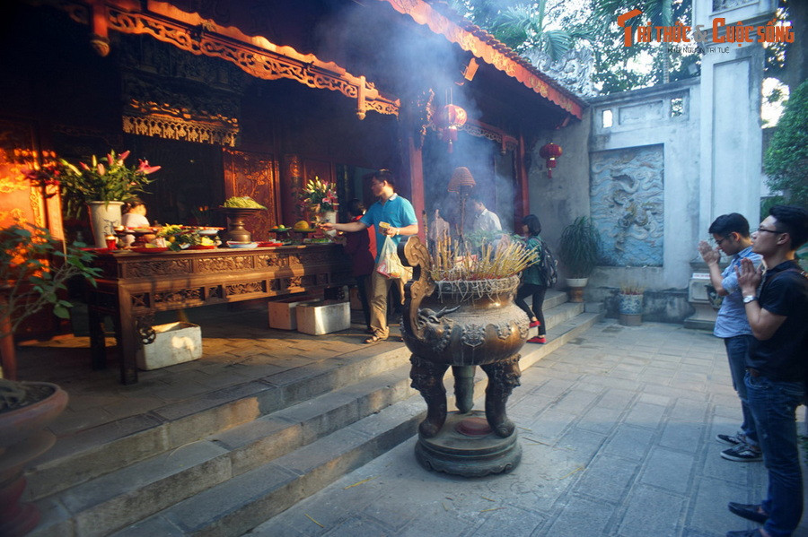 Đền Quán Thánh là nơi thờ Huyền Thiên Trấn Vũ, một trong bốn vị thần trấn giữ bốn phương Đông - Tây - Nam - Bắc theo quan niệm của đạo Lão. Ngài cũng được coi là một vị thần hộ mệnh của Kinh thành Thăng Long.