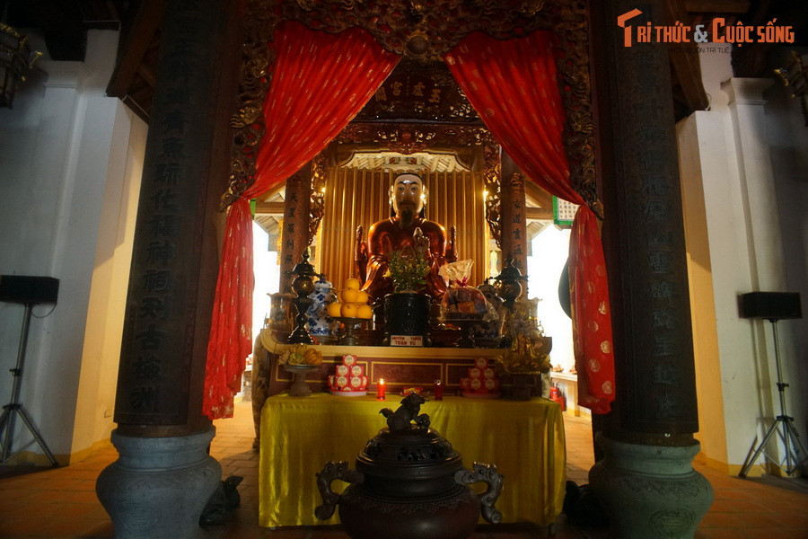 Dấu ấn của đạo Lão vẫn hiện diện rõ nét tại chùa Huyền Thiên, thể hiện qua pho tượng ngài Huyền Thiên Trấn Vũ có kích thước lớn, được tạo tác sinh động, đặt ở nhà bái đường.