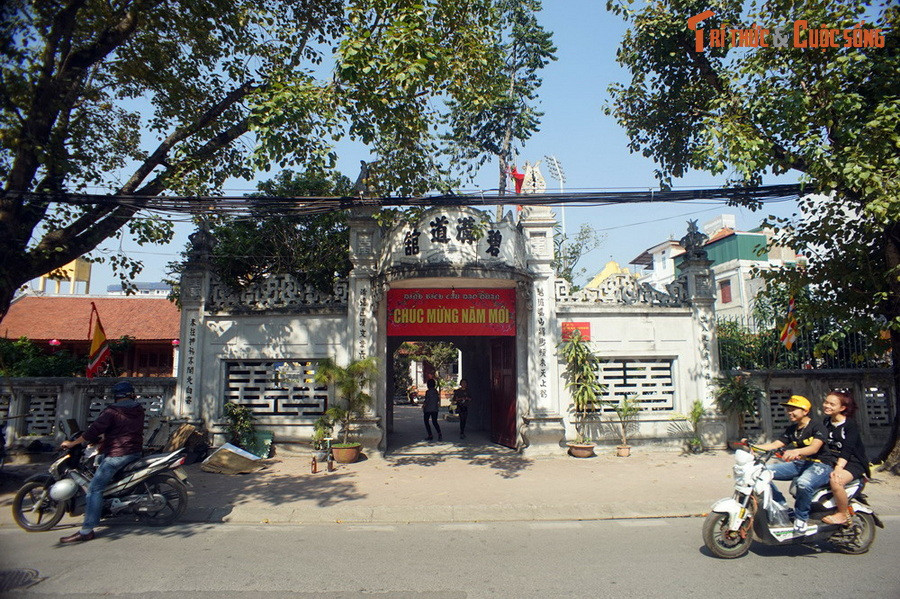 5. Dù không nổi tiếng bằng Thăng Long tứ quán, Bích Câu đạo quán (số 14 phố Cát Linh) cũng là một đạo quán quan trọng của thành Thăng Long xưa. Đạo quán này được xây dựng từ đời vua Lê Thánh Tông (thế kỷ 15) để các đạo sĩ luyện phép trường sinh và thờ cúng thần tiên.