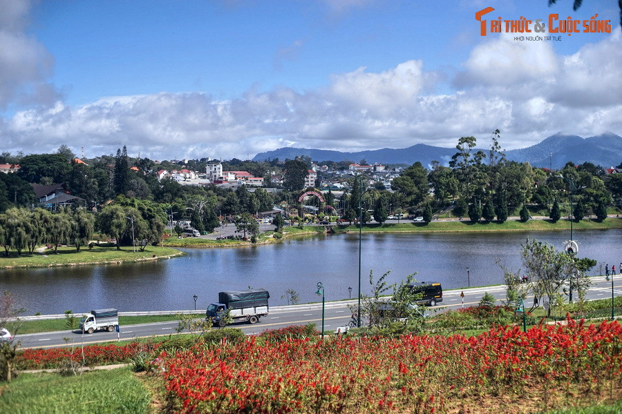  19. Hồ Xuân Hương - Lâm Đồng. Nằm ở trung tâm TP Đà Lạt, hồ Xuân Hương là thắng cảnh nổi bật của thành phố thủ phủ tỉnh Lâm Đồng. Hồ có chu vi chừng 5 km, rộng 25 ha, đi qua nhiều địa danh du lịch nổi tiếng Đà Lạt như Vườn hoa thành phố, Đồi Cù, Quảng trường Lâm Viên...