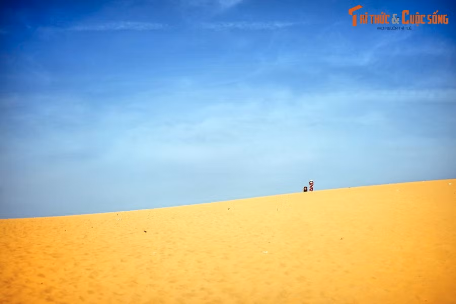  14. Đồi cát bay - Bình Thuận. Khu vực Mũi Né của tỉnh Bình Thuận nổi tiếng cả nước nhờ sự hiện diện của những cồn cát khổng lồ, trải dài nhiều cây số, mang vẻ đẹp siêu thực. Tên gọi đồi cát bay bắt nguồn từ hiện tượng các cồn cát thay đổi hình dạng liên tục dưới tác động của gió.