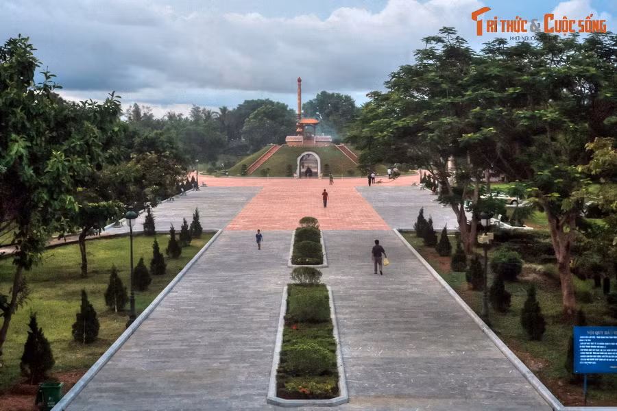  5. Thành cổ Quảng Trị - Quảng Trị. Nằm ở thị xã Quảng Trị, Thành cổ Quảng Trị là một trong những di tích lịch sử quan trọng nhất của cuộc kháng chiến chống Mỹ. Trong trận đánh kéo dài từ ngày 28/6–16/9/1972, hàng nghìn chiến sĩ Giải phóng đã hi sinh ở tòa thành lịch sử này.