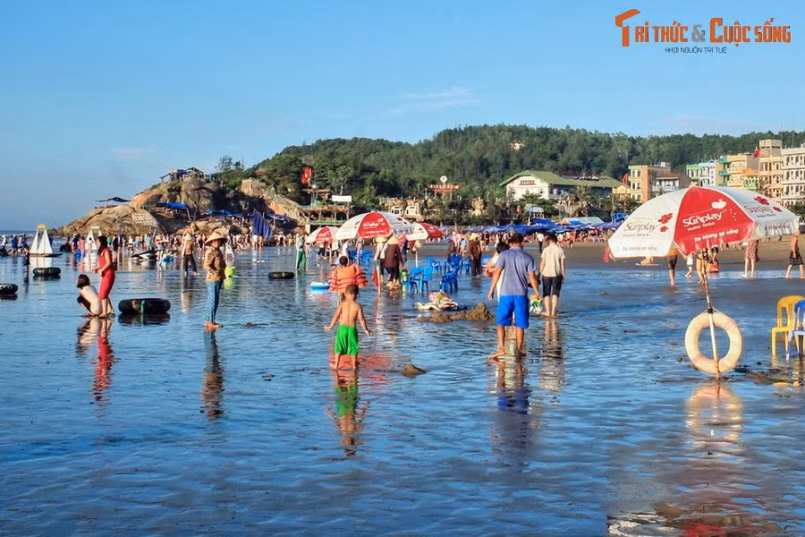  1. Bãi biển Sầm Sơn - Thanh Hóa. Nằm ở thành phố Sầm Sơn, tỉnh Thanh Hóa, bãi biển Sầm Sơn là một trong những bãi biển đẹp nhất Việt Nam và luôn là bãi biển đông khách nhất của các tỉnh từ Thừa Thiên Huế trở ra Bắc.