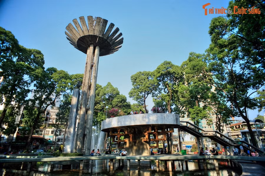 2. Nằm ở quận 3 của TP HCM, hồ Con Rùa là một trong những địa danh mà du khách không thể không ghé thăm khi đặt chân đến thành phố lớn nhất Việt Nam.