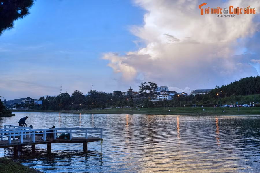 Đây là một hồ nước nhân tạo, hình thành đầu thế kỷ 20 nhờ những con đập ngăn dòng suối Cam Ly. Ban đầu hồ được người Pháp gọi là Grand Lac (hồ Lớn). Tên gọi hồ Xuân Hương chính thức được sử dụng từ năm 1953.