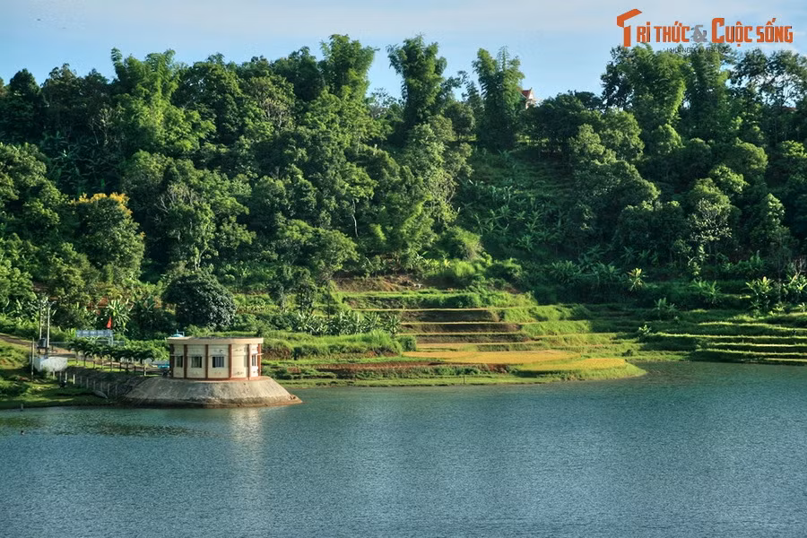 Hồ nước tự nhiên này gắn với truyền thuyết được lưu truyền hàng trăm năm qua của người dân tộc Gia Rai. Theo đó, hồ hình thành từ một thảm họa khủng khiếp do Giàng (Ông Trời) giáng xuống, khiến cho cả một buôn làng sầm uất bị nhấn chìm dưới biển nước.