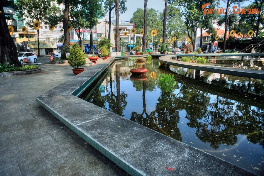 Công trình được xây vào khoảng năm 1965-1967, hoàn thành năm 1970, theo thiết kế của kiến trúc sư Nguyễn Kỳ. Tên gọi "hồ Con Rùa" bắt nguồn từ việc lúc mới xây giữa hồ còn có một hình tượng con rùa bằng hợp kim. Tên gọi khác của địa điểm này là Công trường Quốc Tế.