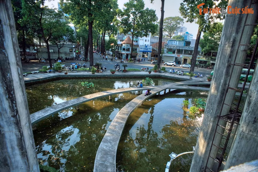 Đây không phải hồ nước thực sự mà là một bể chứa nước lớn hình bát giác xây bằng bê tông, có đài phun nước bên trong, nằm giữa một giao lộ ở vị trí đắc địa bậc nhất khu vực trung tâm thành phố.