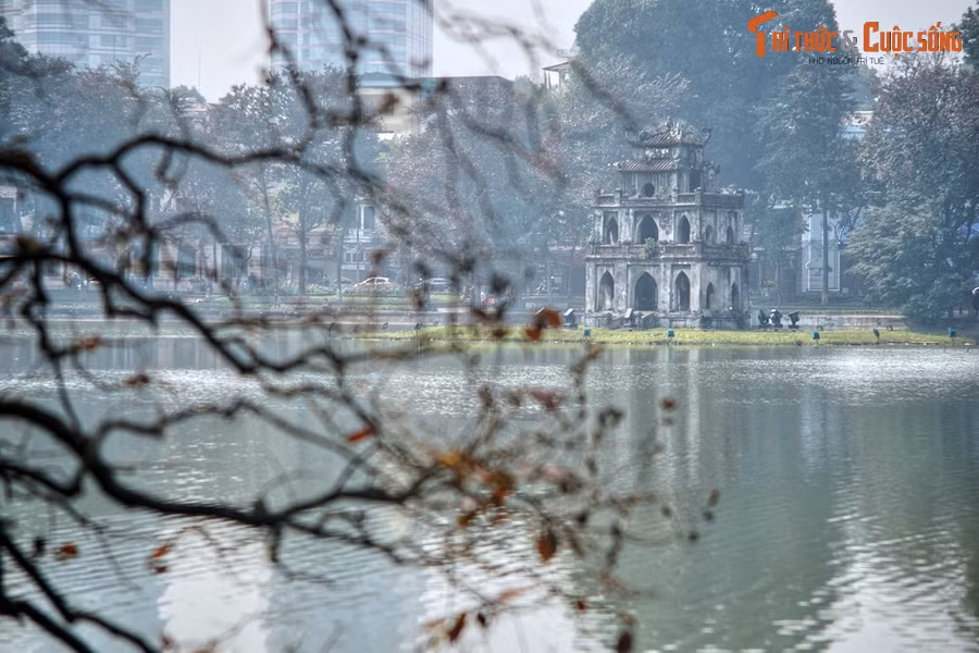 1. Nằm ở trung tâm quận Hoàn Kiếm của thành phố Hà Nội, hồ Hoàn Kiếm không chỉ là hồ nước nổi tiếng nhất Thủ đô mà còn có thể được coi là hồ nước nổi tiếng nhất Việt Nam.