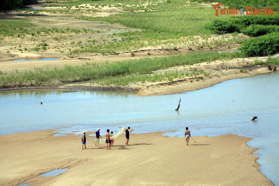Lòng sông Ayun cũng là nơi mưu sinh của nhiều cư dân trong khu vực.