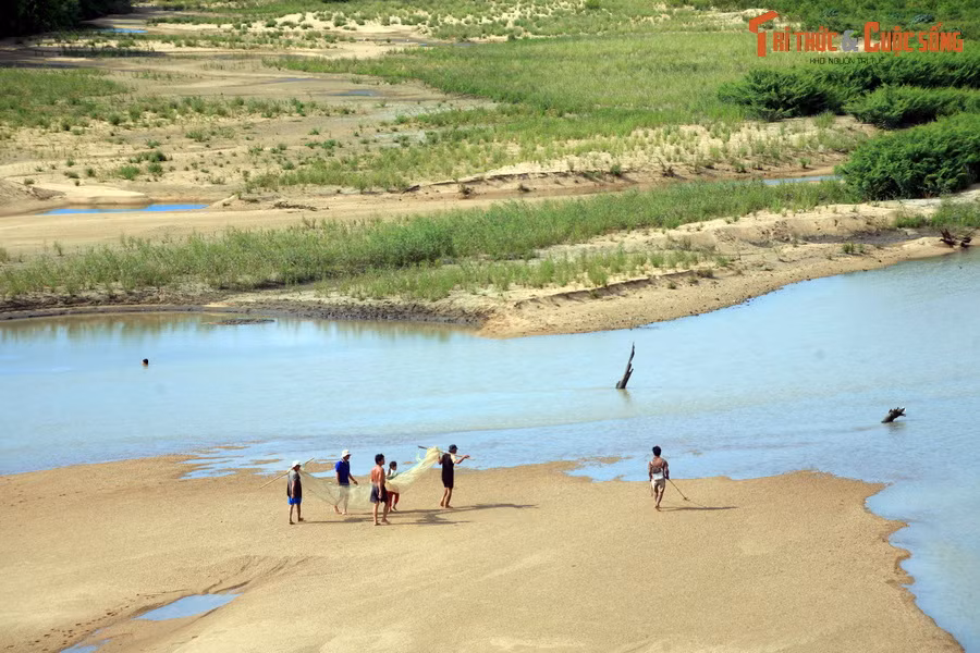 Lòng sông Ayun cũng là nơi mưu sinh của nhiều cư dân trong khu vực.