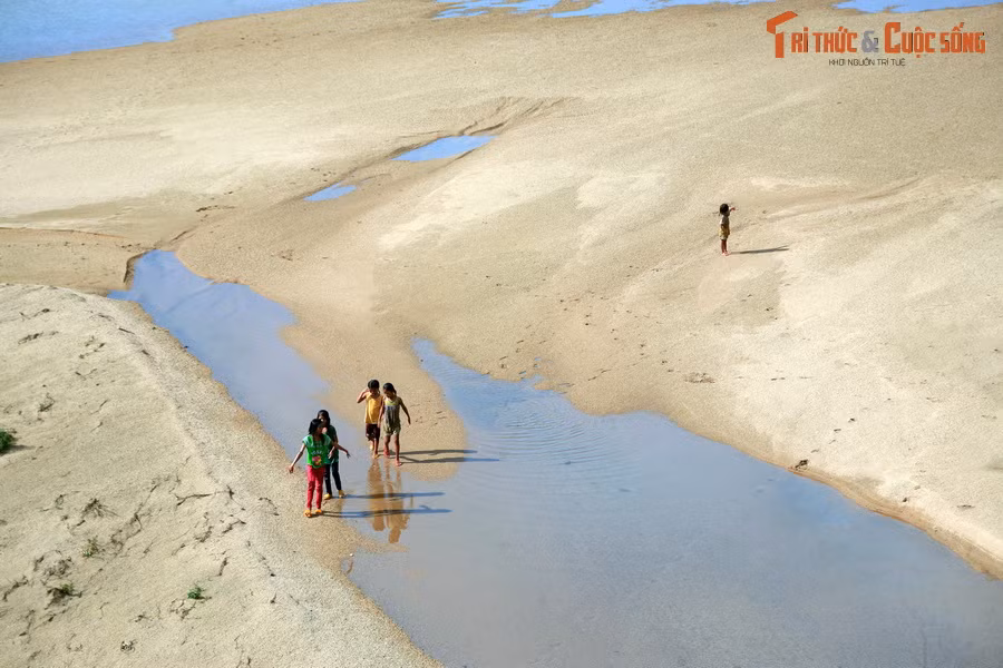 Đây là sân chơi rộng thênh thang của trẻ em địa phương.