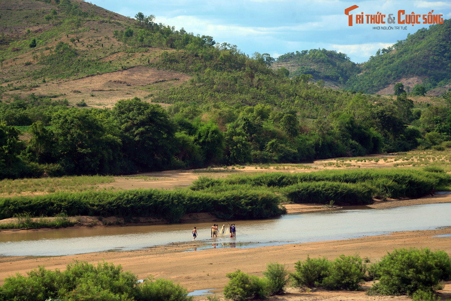 Theo các nhà nghiên cứu lịch sử và văn hóa, lưu vực sông Ayun chính là nơi phát tích của người Gia Rai, một sắc tộc có dân số trên 500.000 người, phần lớn cư trú ở tỉnh Gia Lai.