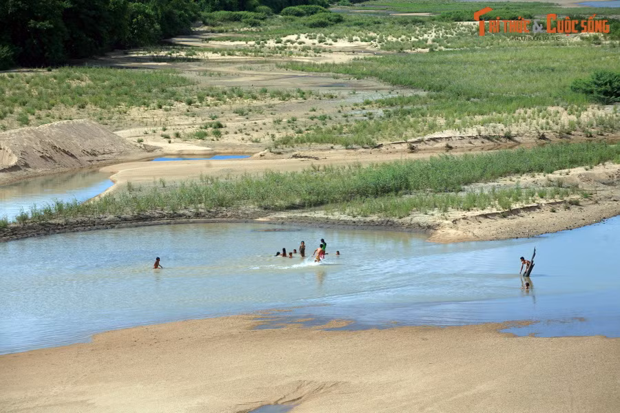 Những khúc sông nước nông là nơi lý tưởng để tận hưởng dòng nước mát lành.