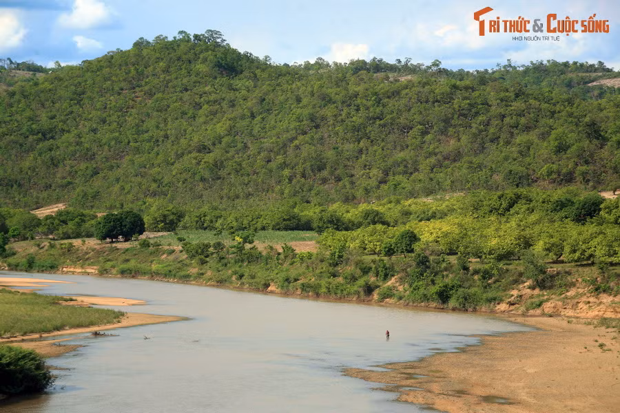 Bắt nguồn từ các suối ở phía Bắc xã Ayun, huyện Mang Yang, sông chảy theo hướng Tây Nam, tạo thành ranh giới hai huyện Chư Sê và Mang Yang.