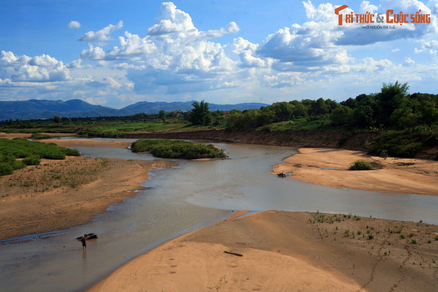 Phong cảnh sông thay đổi theo mùa. Mùa mưa, nước sông chảy xiết và mang theo nhiều bùn đất. Vào mùa khô, nước sông trong hơn, dòng chảy khá hiền hòa.