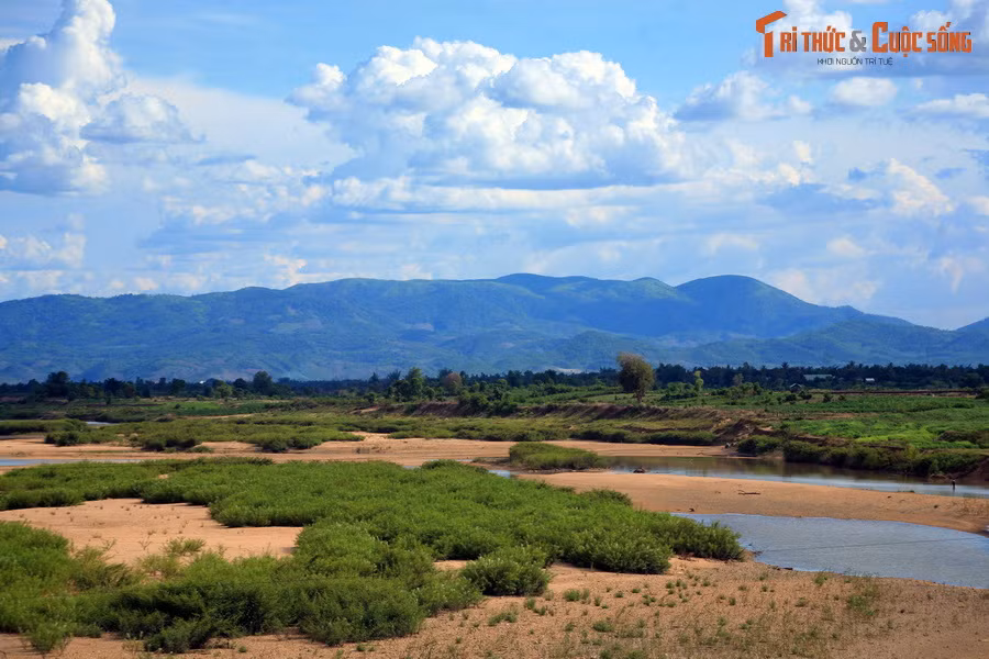 Chảy qua địa hình đồi núi trập trùng, dòng sông này có cảnh quan kỳ vĩ và đầy vẻ hoang sơ.