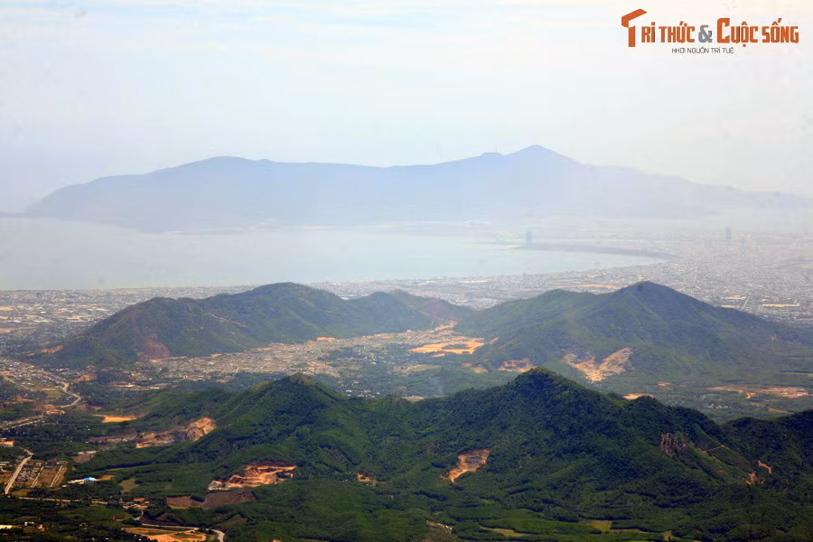 Từ đỉnh Bà Nà nhìn về thành phố Đà Nẵng và bán đảo Sơn Trà.