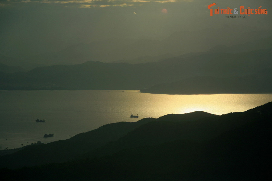 Vịnh Đà Nẵng trong buổi hoàng hôn, nhìn từ bán đảo Sơn Trà.