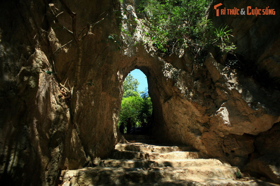 Cổng trời trên núi Thủy Sơn, một vòm đá tự nhiên nằm trên con đường nối giữa hai ngôi chùa Tam Thai và Linh Ứng.
