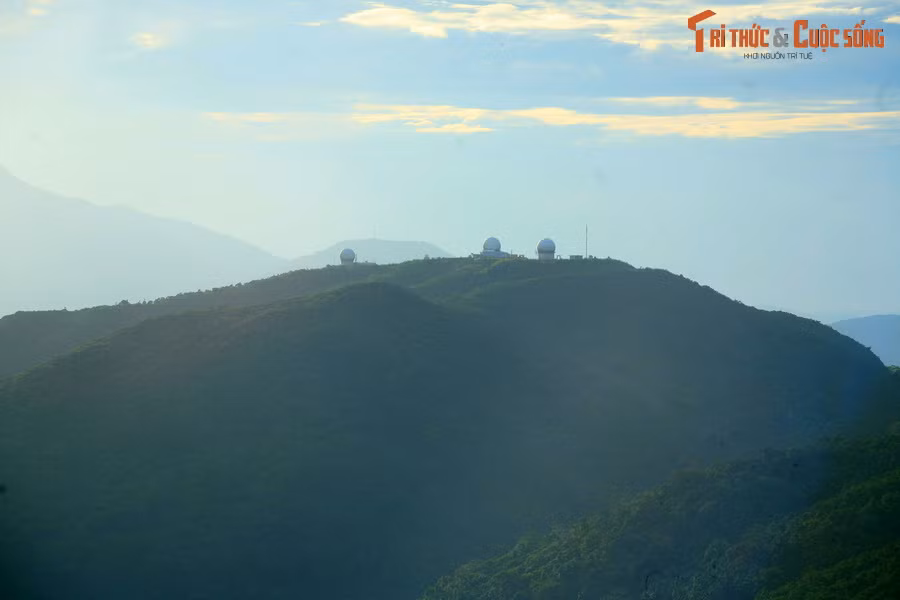 Đỉnh núi kỳ vĩ ở bán đảo Sơn Trà với trạm ra-đa nằm ở độ cao 621 mét, được bao quanh bởi rừng nguyên sinh.