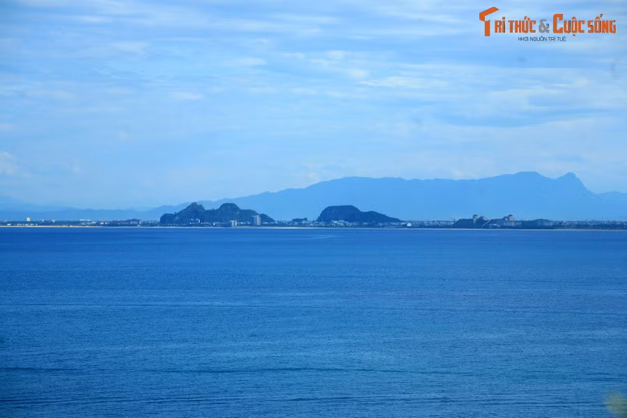 Từ bãi Bụt ở bán đảo Sơn Trà nhìn về quận Ngũ Hành Sơn, nơi có những khối núi đá sừng sững của danh thắng Ngũ Hành Sơn.