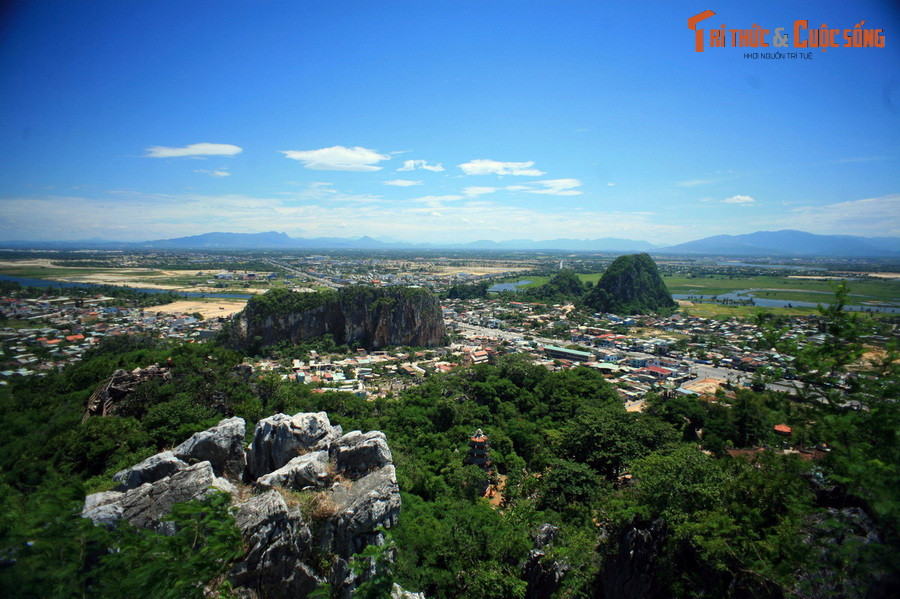 Cảnh quan ở danh thắng Ngũ Hành Sơn nhìn từ ngọn Thủy Sơn, ngọn núi lớn nhất trong quần thể 5 ngọn núi ở nơi đây.