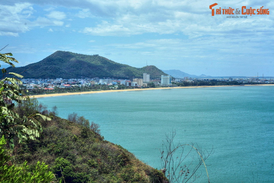  5. Quy Nhơn. Soi bóng xuống mặt biển xanh ngắt, núi Xuân Vân là một điểm nhấn sáng giá trong bức tranh toàn cảnh của thành phố Quy Nhơn. Ngọn núi có khung cảnh hoang sơ này là nơi lý tưởng nhất để ngắm nhìn toàn cảnh thành phố biển xứ Bình Định từ trên cao.