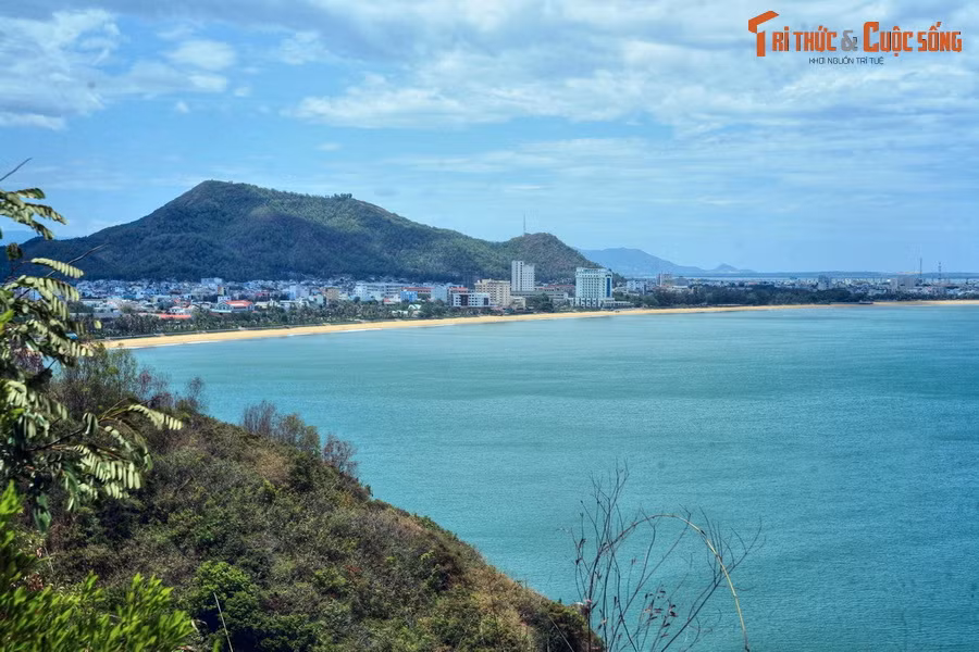  5. Quy Nhơn. Soi bóng xuống mặt biển xanh ngắt, núi Xuân Vân là một điểm nhấn sáng giá trong bức tranh toàn cảnh của thành phố Quy Nhơn. Ngọn núi có khung cảnh hoang sơ này là nơi lý tưởng nhất để ngắm nhìn toàn cảnh thành phố biển xứ Bình Định từ trên cao.