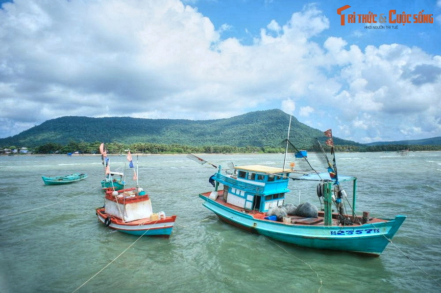  10. Phú Quốc. Nằm giữa biển khơi bao la, thành phố Phú Quốc sở hữu những dãy núi lớn như dãy Hàm Ninh, dãy Hàm Rồng và dãy Gành Dầu. Leo núi là trải nghiệm đáng giá dành cho những vị khách ưa khám phá ở hòn đảo ngọc phương Nam này.