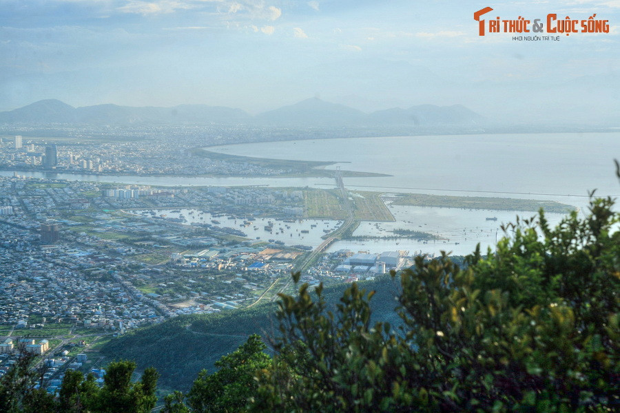  3. Đà Nẵng. Không chỉ có những bãi biển trải dài, Đà Nẵng - nơi được mệnh danh là thành phố "đáng sống nhất Việt Nam" - còn sở hữu nhiều khung cảnh núi non hấp dẫn như bán đảo Sơn Trà, danh thắng Ngũ Hành Sơn, khu du lịch Bà Nà...