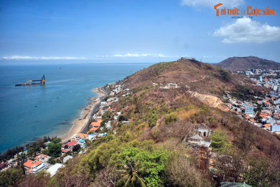  9. Vũng Tàu. Giữa lòng thành phố biển Vũng Tàu nổi lên hai khối núi đồ sộ là núi Nhỏ và núi Lớn. Nhiều địa điểm du lịch hút khách của thành phố gắn với hai ngọn núi này như Bạch Dinh, hải đăng Vũng Tàu, tượng Chúa Kitô Vua, khu du lịch Hồ Mây, trận địa pháo cổ...