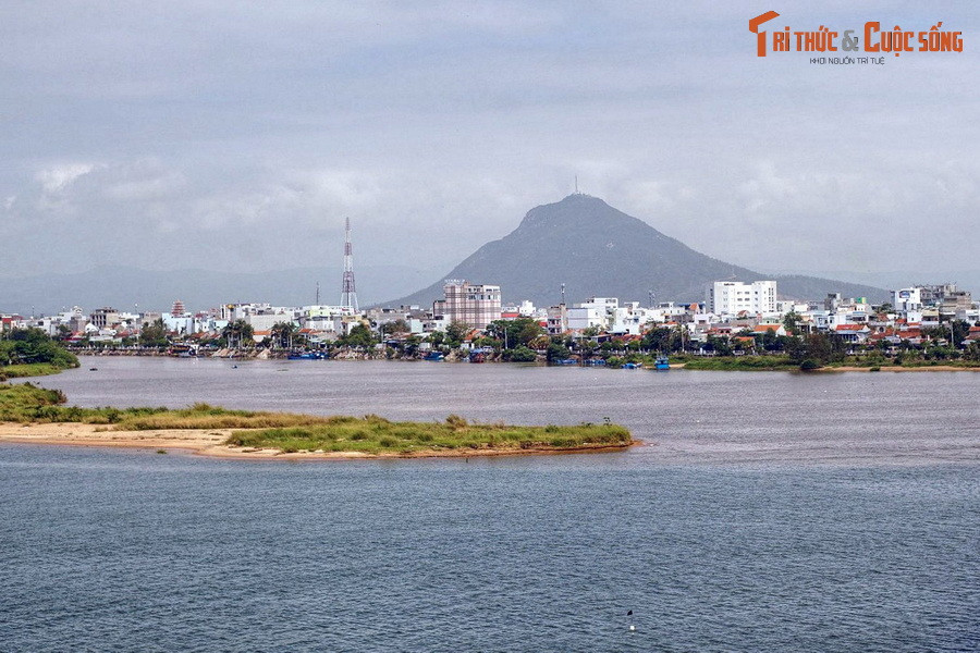  6. Tuy Hòa. Núi Chóp Chài và núi Nhạn là hai ngọn núi nổi tiếng của thành phố biển Tuy Hòa. Nếu núi Nhạn được gần xa biết đến nhờ sự hiện diện của tháp Nhạn - một tòa tháp của người Chăm cổ, thì núi Chóp Chài gây ấn tượng nhờ sự kỳ vĩ, được coi là một biểu tượng của đất Phú Yên.