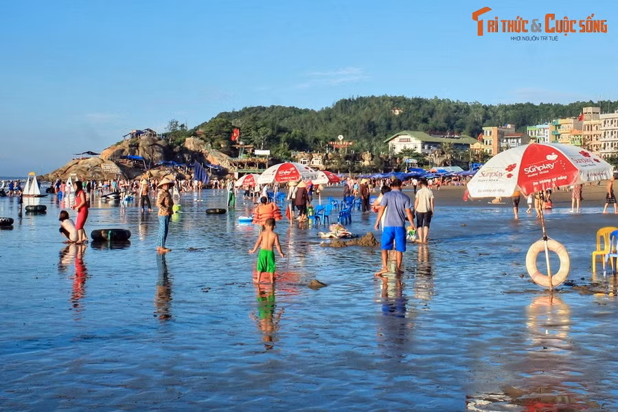  2. Sầm Sơn. Núi Trường Lệ là thắng cảnh nổi tiếng của Sầm Sơn - thành phố biển nổi tiếng bậc nhất miền Bắc. Trên ngọn núi có phong cảnh ngoạn mục này tọa lạc nhiều ngôi đền cổ nổi tiếng linh thiêng cùng Hòn Trống Mái - một "kỳ quan" thiên nhiên được coi là biểu tượng của Thanh Hóa.