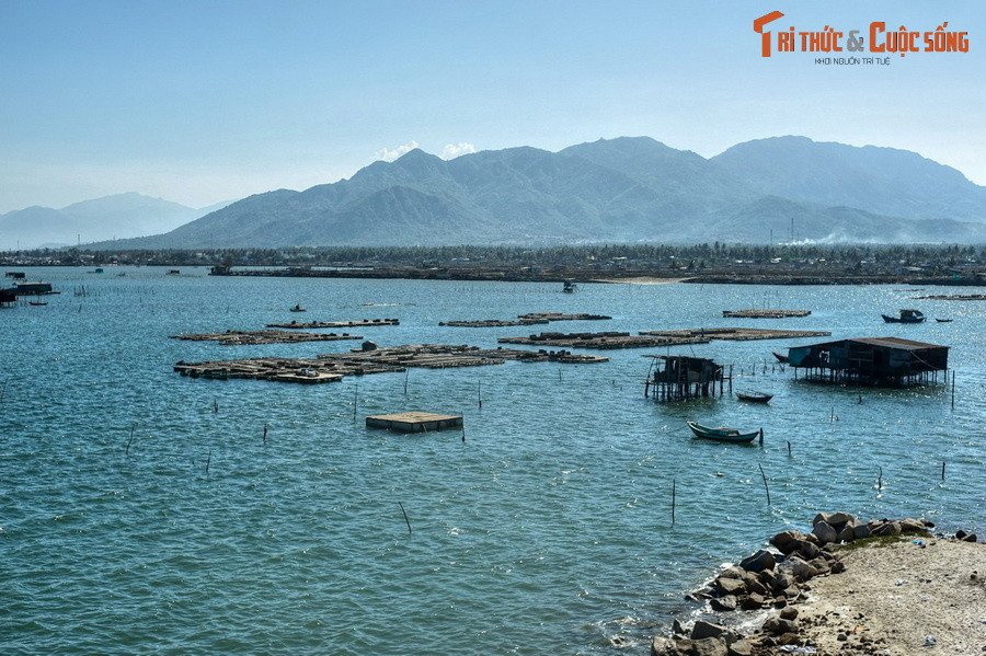  8. Cam Ranh. Nằm bên bờ vịnh Cam Ranh, thành phố Cam Ranh được bao bọc bởi biển xanh và những dãy núi hùng vĩ. Bốn ngọn núi án ngữ ở bốn phía thành phố mang tên tứ linh: Hòn Lân (hướng Tây), Hòn Rồng (hướng Bắc), Hòn Quy (hướng Nam) và Hòn Phụng (hướng Đông).