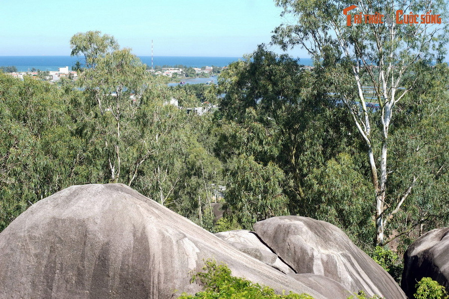  4. Quảng Ngãi. Sự hấp dẫn của thành phố Quảng Ngãi có sự góp phần to lớn của bãi tắm Mỹ Khê cùng các thắng cảnh núi non hấp dẫn như núi Thiên Ấn - một biểu tượng của thành phố - và núi Phú Thọ - địa danh gắn liền với di tích Cổ Lũy cô thôn.
