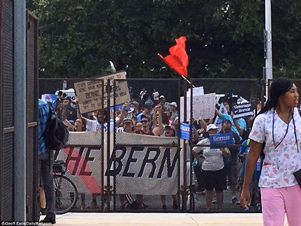 Bên ngoài hội trường đại hội, hàng nghìn người ủng hộ ông Sanders cũng tổ chức biểu tình.