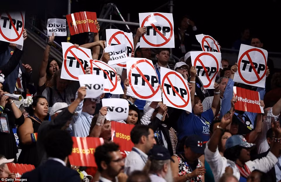 Những người ủng hộ ông Bernie Sanders giờ hàng loạt biểu ngữ trên khán đài.