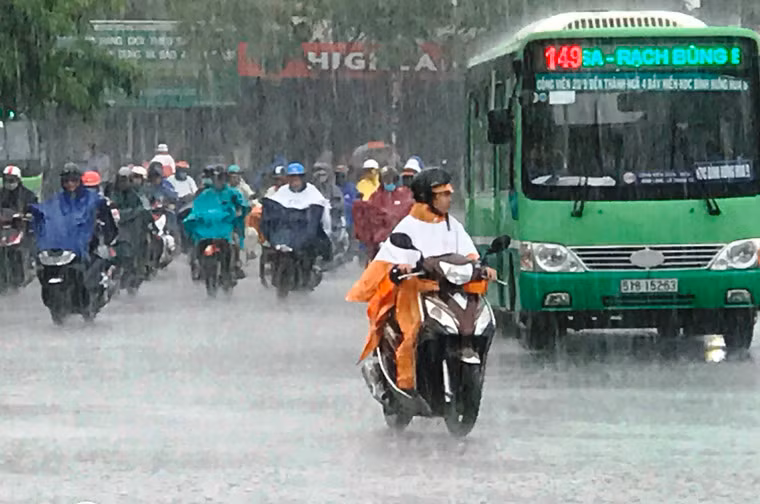 Người đi đường khốn đốn vì mưa và nhiều hướng đường đã bị thay đổi lộ trình.