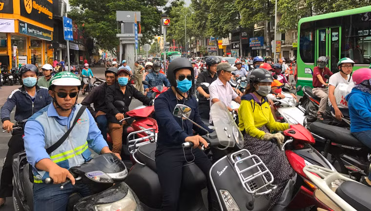 Tại ngã tư đường Nguyễn Thị Nghĩa – Lê Lai, nhiều người đi xe máy theo hướng đường Lê Lai đến chợ Bến Thành lúng túng khi hướng đi này bị cấm và tất cả phải tìm hướng đi thay thế.