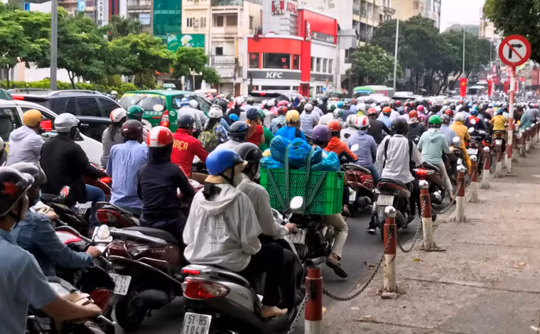 Trước đó, từ sáng 22/4, một loạt đường tại quận 1, TP HCM được điều chỉnh giao thông để làm ga ngầm metro khiến người tham gia giao thông bất ngờ. Tuy nhiên, do là 2 ngày cuối tuần nên tình hình giao thông vẫn không quá phức tạp.