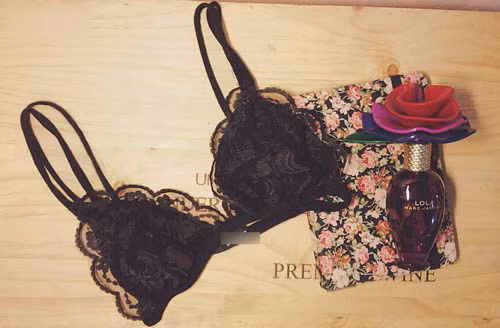 Áo ngực cũng có hạn sử dụng. Ngay cả áo ngực của bạn cũng cần có ngày nghỉ ngơi, bạn không nên mặc 1 chiếc áo ngực 2 ngày liên tiếp để tránh cho phần dây áo ngực nhanh bị giãn. Bên cạnh đó việc giặt áo ngực đúng cách cũng rất quan trọng, bạn không nên sử dụng nhiều chất tẩy rửa để giặt áo ngực cũng như không nên giặt áo ngực bằng máy, để tăng độ bền cho áo ngực bạn nên giặt tay và giặt bằng nước lạnh.