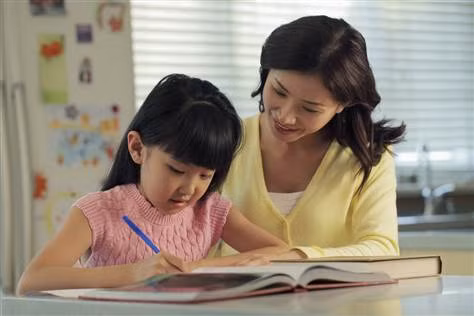 Bé có khả năng vận dụng nhiều kiến thức căn bản vào các tình huống thực tế trong cuộc sống. 20 dấu hiệu nhận biết con có phải thiên tài Con có năng khiếu không? Liệu con có phải là thiên tài trong một lình vực nào đó?... Đó là những câu hỏi có thể làm khó nhiều bậc cha mẹ. Có lẽ vì ở ta không có tiêu chuẩn nào đánh giá năng khiếu của một đứa trẻ, làm thế nào để phát triển năng lực của con từ năng khiếu đó mà chỉ quan trọng việc học chương trình chính trên lớp. Tuy nhiên thực tế đã chứng minh, nếu được phát triển từ năng khiếu của bản thân, trẻ sẽ phát huy được tốt nhất khả năng của mình, đồng thời vui thích việc học, có thể chọn được công việc phù hợp với đam mê của mình. Đó chẳng phải là ước mơ của hầu hết mọi người sao? Năng khiếu là gì? Theo Hiệp hội Quốc gia về trẻ có năng khiếu của Mỹ NAGC, những trẻ được xem là có năng khiếu khi chứng minh/thể hiện được mức độ nổi bật của bản thân về khả năng lý luận và tìm hiểu ở một hoặc nhiều lĩnh vực. Các lĩnh vực được chia làm 2 nhóm, nhóm hoạt động với hệ thống ký hiệu riêng như toán, âm nhạc, ngôn ngữ…; nhóm với các kỹ năng về giác quan - vận động như hội họa, khiêu vũ, thể thao. Các dấu hiệu của năng khiếu Thông thường, để xác định mức độ thông minh hay năng khiếu của một người, người ta thường kiểm tra IQ và các bài tập có liên quan. Bên cạnh đó, sự quan sát của bố mẹ, thầy cô và bạn bè cũng sẽ giúp phát hiện ra năng khiếu đặc biệt của một đứa trẻ. Dưới đây là những dấu hiệu trẻ có năng khiếu về trí tuệ nói chung. Lưu ý là trẻ không thể có hết tất cả trong số này. Học nhanh chóng, dễ dàng, hiệu quả. Có vốn từ vựng đặc biệt giàu có so với độ tuổi của mình. Có khả năng lý luận chặt chẽ, logic. Có trí nhớ tuyệt vời, nhưng chán chường với việc học thuộc lòng. Không cần sự kiểm soát từ người khác, tự bản thân con rất tuân thủ kỷ luật. Có sở thích với các công trình kiến trúc, sự ngăn nắp, trật tự. Linh hoạt khi chơi hay làm việc với các mô hình, bản vẽ. Có khả năng gắn kết những thứ không mấy liên quan một cách hợp lý. Có nhiều ý tưởng mới lạ và độc đáo. Tò mò khủng khiếp về mọi thứ quanh mình, chuyên gia đặt các câu hỏi khó. Có thể đạt điểm tốt ở hầu hết các môn. Sự khả năng tập trung cực kỳ cao độ và có khả năng chú ý đặc biệt - nếu muốn. Tỉnh táo trong các tình huống và đưa ra câu trả lời cực nhanh. Tháo vát, tự mình tìm ra các phương pháp giải quyết vấn đề nhanh và khéo léo. Có sự quan tâm đặc biệt đối với khoa học hoặc văn học. Thể hiện sự độc đáo trong cách nói chuyện hoặc cách viết. 15. Nắm bắt nhanh các khái niệm trừu tượng và tổng hợp tốt. 16. Cảm xúc dồi dào. 17. Có xu hướng chi phối toàn bộ sự việc hoặc những người xung quanh. 18. Vận dụng nhiều kiến thức căn bản vào các tình huống thực tế trong cuộc sống. 19. Sẵn sàng đón nhận những vấn đề phức tạp, không ngại khó. 20. Có cảm quan rộng mở đối với môi trường xung quanh. Nếu con có một số trong 20 dấu hiệu trên, bố mẹ có thể không phải lo mấy về chuyện học tập nữa, vì con rất sáng láng trong những việc động não. Tuy nhiên đừng ca ngợi trước mặt con để tránh làm cho con ỷ lại, lười biếng. Đồng thời bố mẹ vừa khuyến khích con tự học, vừa tạo điều kiện để con rèn luyện cơ thể thông qua những hoạt động ngoài trời để giúp con khỏe mạnh toàn diện.