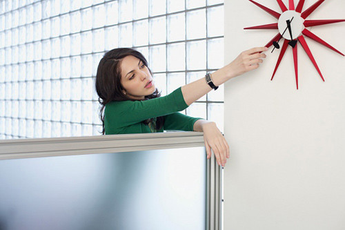 “Đèn đỏ” tránh dư thừa sắt quá nhiều là một trong những lợi ích của kinh nguyệt. Một căn bệnh di truyền gọi là hemochromatosis có thể dẫn đến rối loạn trao đổi chất sắt. Bệnh thường gặp ở những bệnh nhân có sự tích lũy sắt dư thừa trong cơ thể. Lượng sắt quá tải sẽ từ từ làm tổn thương da, tim, khớp, gan, tuyến tụy... Một trong cách phương pháp điều trị dư thừa sắt là giúp cơ thể thải ra một lượng máu nhất định. Do đặc điểm sinh lý này nên bệnh hemochromatosis xuất hiện ở nữ ít hơn ở nam giới hoặc gần như không xảy ra. Đó phần nào khẳng định vai trò của kinh nguyệt.