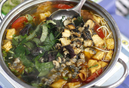 Ốc nấu chuối đậu. Sơ chế ốc theo cách thông thường rồi luộc ốc, giữ lại phần nước ốc, khều lấy thịt ốc, thái làm đôi ướp với hành tỏi phi, mắm tôm, sả, ớt băm nhỏ, mẻ, mì chính, chút bột nghệ. Thịt ba chỉ thái miếng nhỏ vừa ăn, cho vào chảo rang cháy cạnh, cho chút bột nghệ vào để thịt có màu vàng hấp dẫn. Ảnh: thegioiphunu.