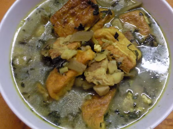 Chuối xanh tước vỏ, chẻ dọc, đem ngâm với nước cho thêm chút dấm gạo để chuối không bị thâm. Đổ dầu vào chảo, xào chuối, nêm thêm chút bột canh cho vừa. Cho phần thịt đã xào rồi vào nồi, đổ phần nước ốc đã bỏ cặn đun cho thịt chín mềm. Cho đậu và chuối vào đun cùng đến khi chuối chín mềm .Nêm gia vị và dấm bỗng. Cho ốc đã ướp vào chảo đảo đều, để to lửa cho ốc có độ giòn. Tắt bếp và trút ốc vào nồi. Cuối cùng, ta chỉ cần rắc tía tô và hành lá đã thái nhỏ, trộn đều là xong. Ảnh:naungon.