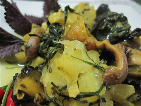 Cuối cùng cho khế vào đảo chín với nước ốc xào. Khi khế ngấm mắm muối, đổ ốc vào xào lẫn, nêm lại mắm muối cho vừa ăn. Cho dọc hành và tía tô vào đảo đều. Ảnh: 360monngon.