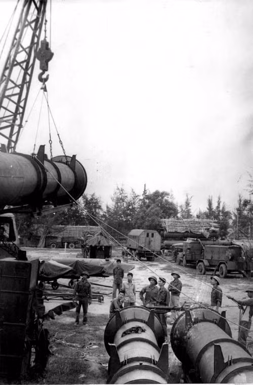 Trung đoàn 236 cũng là đơn vị trực tiếp làm nên chiến thắng trận đầu cho bộ đội tên lửa, ngày 24/7/1965. Khi đó, Tiểu đoàn 63, 34 - Trung đoàn 236 đã phóng hai quả đạn bắn rơi tại chỗ một tiêm kích F-4 thuộc hàng hiện đại nhất của Mỹ thời bấy giờ. Ảnh: Tổ hợp tên lửa phòng không S-75 Dvina, ký hiệu CA-75 được đưa vào Việt Nam từ cuối năm 1963.