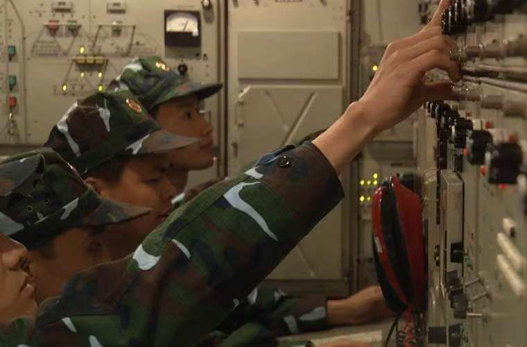 Các trắc thủ tổ hợp S-300PMU-1 ấn nút, diệt mục tiêu giả định.