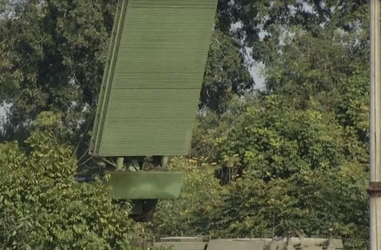 Đài radar nhìn vòng mọi độ cao 96L6E của tổ hợp S-300 triển khai sục sạo mục tiêu.